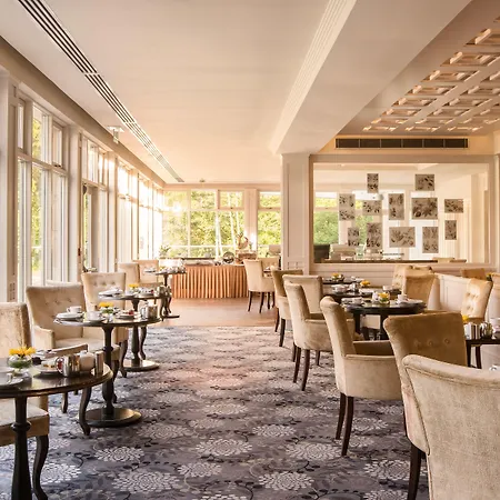 מלון Lough Eske Castle 5*